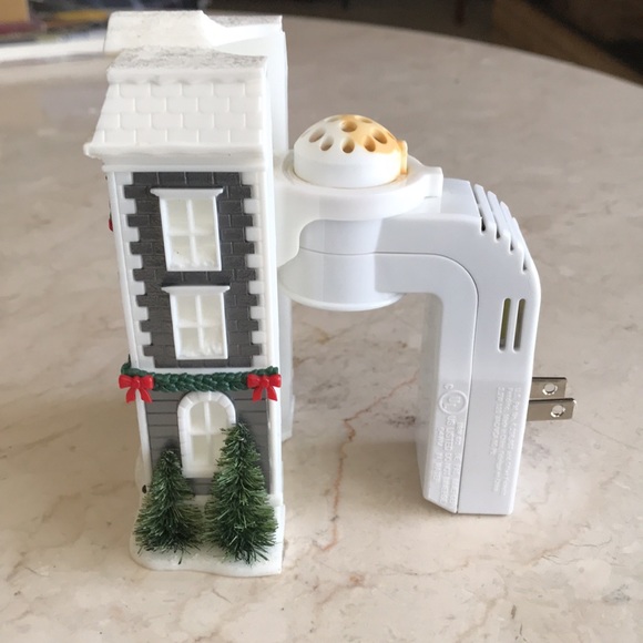 Holiday wallflowers plug in fragrance Bath and Bodyworks Victorian projection - Picture 8 of 14